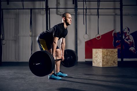 El peso muerto rumano es uno de los mejores ejercicios que puedes hacer para desarrollar, ganar fuerza y entrenar tu cadena posterior, es decir, femoral o isquiotibiales, glúteos y espalda.